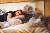 Молода пара хіпстерів спить на ліжку вдома — стокове фото