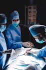 Chirurgiens effectuant une opération en salle d'opération à l'hôpital — Photo de stock