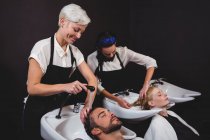 Kunden lassen sich im Salon die Haare waschen — Stockfoto