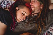 Junges Hipster-Paar entspannt sich zu Hause im Bett — Stockfoto