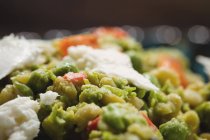 Close-up de mistura cozida de legumes no supermercado — Fotografia de Stock