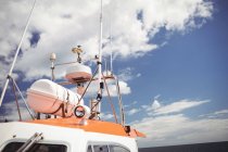 Blick auf Antenne auf Fischerboot vor blauem Himmel — Stockfoto