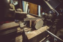 Primer plano de la máquina de corte de madera - foto de stock