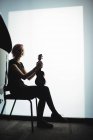 Retrato de mujer sentada con una guitarra en la escuela de música - foto de stock