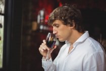 Чоловік має стакан червоного вина в барі — стокове фото