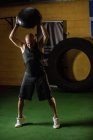 Красивий спортсмен піднімає вагу в спортзалі — стокове фото