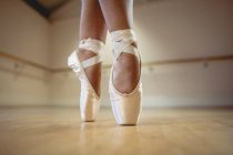 Oberflächenebene der Ballerina in Spitzenschuhen auf Zehenspitzen stehend — Stockfoto