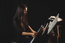 Estudante a tocar piano num estúdio — Fotografia de Stock