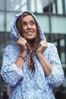 Pensativo hermosa mujer usando windcheater durante la temporada de lluvias - foto de stock