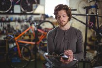 Escritura mecánica en portapapeles en tienda de bicicletas - foto de stock
