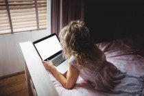 Mulher usando laptop no quarto em casa — Fotografia de Stock