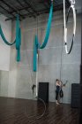 Женская гимнастка регулирует обруч в фитнес-студии — стоковое фото