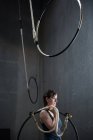 Gimnasta sosteniendo aro de gimnasia en gimnasio - foto de stock