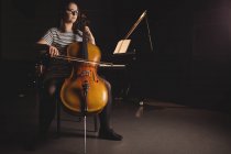 Studente donna che suona il contrabbasso in uno studio — Foto stock