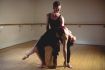 Charmants partenaires de ballet dansant ensemble dans un studio moderne — Photo de stock