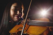 Estudante feminina tocando violino em um estúdio — Fotografia de Stock