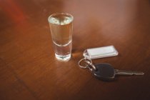 Склянка текіли, знята з ключем від машини в барній стійці в барі — стокове фото