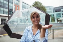 Mulher bonita desfrutando de chuva durante a estação chuvosa — Fotografia de Stock