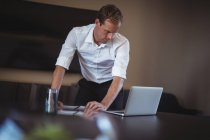 Concentrated businessman working in office — Stock Photo