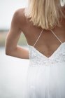 Обрезанный образ женщины в белом летнем платье — стоковое фото