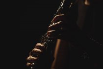 Primo piano di una donna che suona la chitarra nella scuola di musica — Foto stock