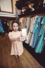 Mujer tomando selfie desde el teléfono móvil en la tienda boutique - foto de stock