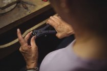 Handwerkerhände mit Zange in Werkstatt — Stockfoto
