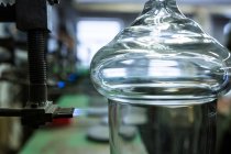 Close-up de artigos de vidro brilhantes na fábrica de sopro de vidro — Fotografia de Stock