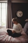 Беременная женщина отдыхает в спальне дома — стоковое фото