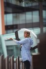 Attraktive Frau genießt Regen bei Regenwetter — Stockfoto