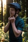Male athletic wearing bicycle helmet — Stock Photo