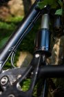 Close-up de detalhe de bicicleta na floresta à luz do sol — Fotografia de Stock