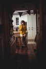 Mulher bebendo café na cozinha em casa — Fotografia de Stock
