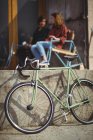 Fahrrad an sonnigem Tag gegen Wand gelehnt — Stockfoto