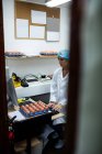 Personal femenino que trabaja en la computadora en la fábrica de huevos - foto de stock