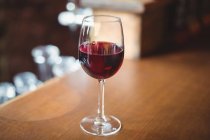 Gros plan du verre avec du vin rouge sur la table du bar — Photo de stock