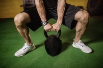 Обрізане зображення спортсмена, що піднімає вагу в спортзалі — стокове фото