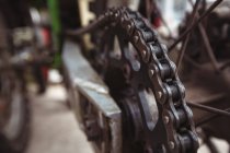 Крупный план цепочки мотоциклов в промышленном механическом цехе — стоковое фото