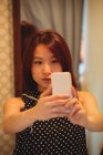 Jeune femme asiatique prendre selfie à partir d'un téléphone mobile au magasin boutique — Photo de stock