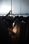 Jeune femme faisant de la gymnastique sur cerceau dans un studio de fitness — Photo de stock