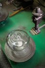 Close-up de vidro por máquina na fábrica de sopro de vidro — Fotografia de Stock