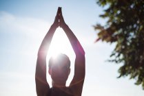 Donna che pratica yoga in giardino nella giornata di sole — Foto stock