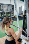Женщина выполняет упражнения на растяжку в тренажерном зале — стоковое фото