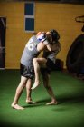 Boxeadores tailandeses practicando boxeo en gimnasio - foto de stock