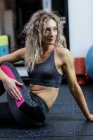 Schöne Frau führt Dehnübungen im Fitnessstudio durch — Stockfoto