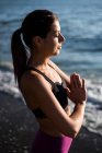Vista ad alto angolo di Bella donna meditando sulla spiaggia nella giornata di sole — Foto stock