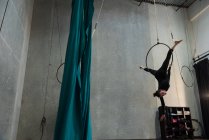 Молода жінка виконує гімнастику на обручі в фітнес-студії — стокове фото