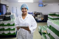Mitarbeiterinnen nutzen digitales Tablet in Eierfabrik — Stockfoto