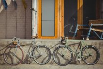 Vélos appuyés contre le mur par une journée ensoleillée — Photo de stock