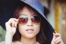 Портрет женщины в солнечных очках в бутике — стоковое фото